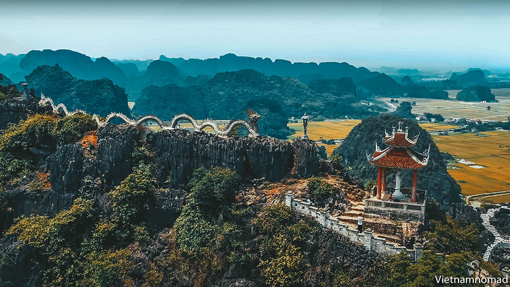 Đỉnh Hang Múa ngắm toàn cảnh Tam Cốc