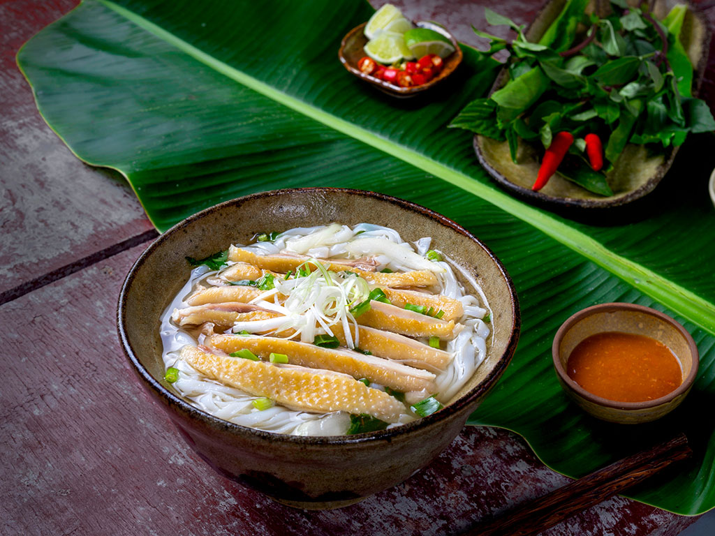 Phở gà ta da vàng óng ả thái lá chanh