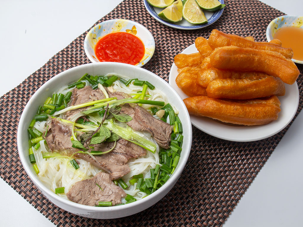 Phở miền Bắc với bánh quẩy giòn rụm