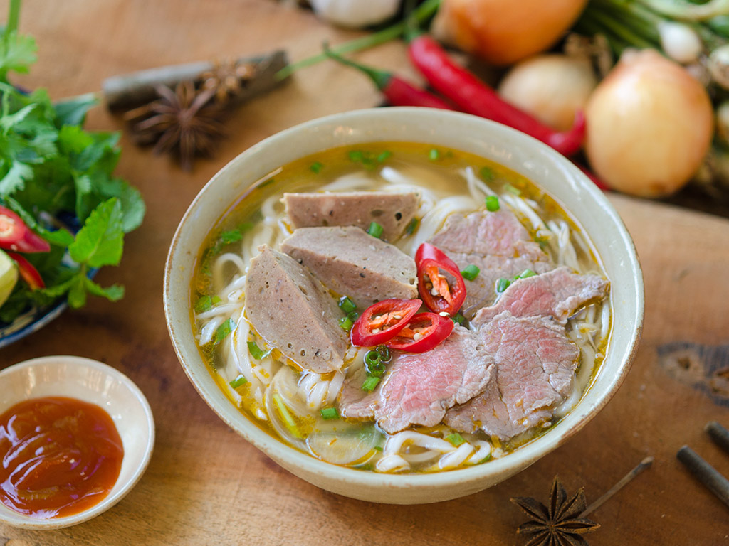 Phở miền Nam ngập rau thơm và tương đen