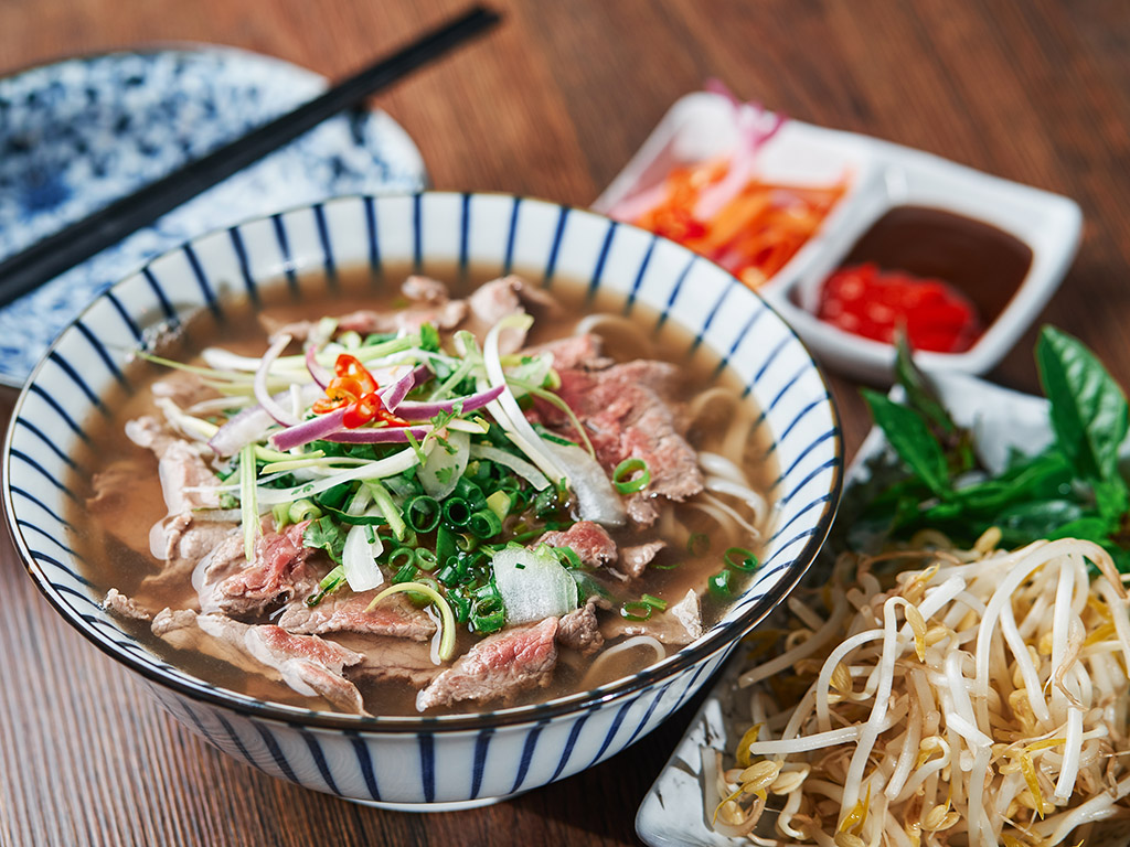 Văn hóa thưởng thức phở với đĩa chấm riêng