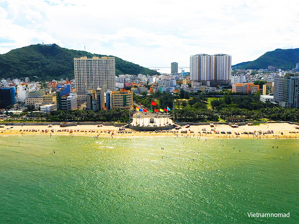 2. Bãi Sau (Back Beach)