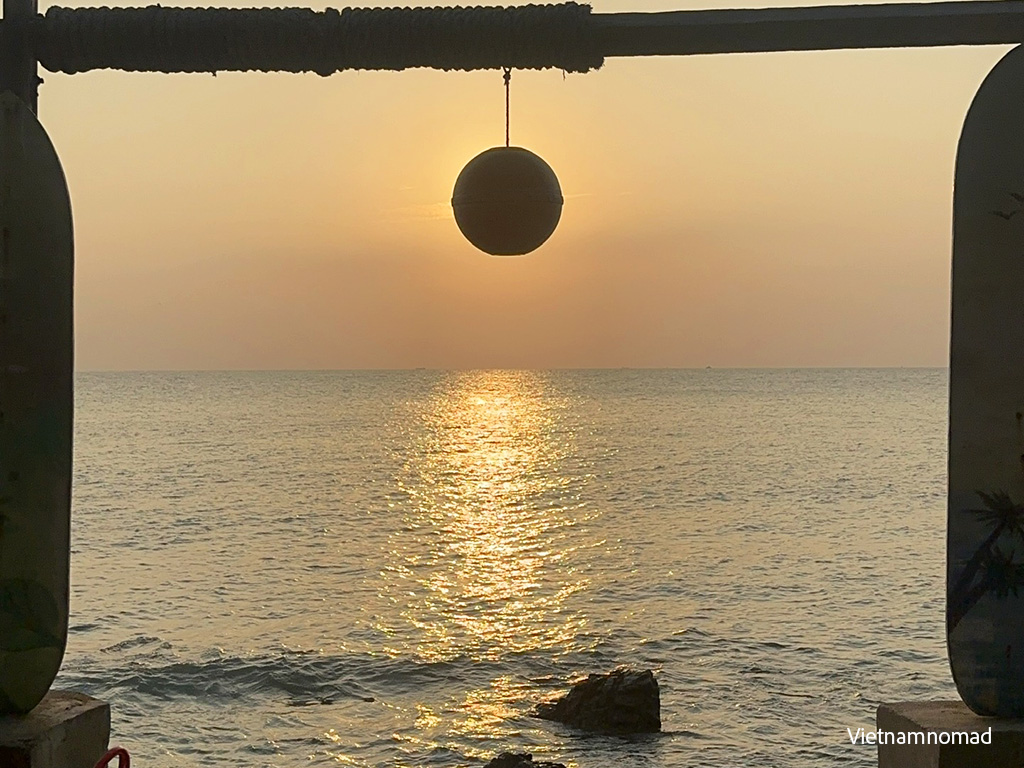 5. Bãi Vọng Nguyệt (Moon Gazing Beach)